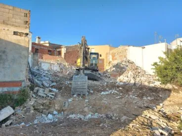 maquinaria derribando el antiguo edificio