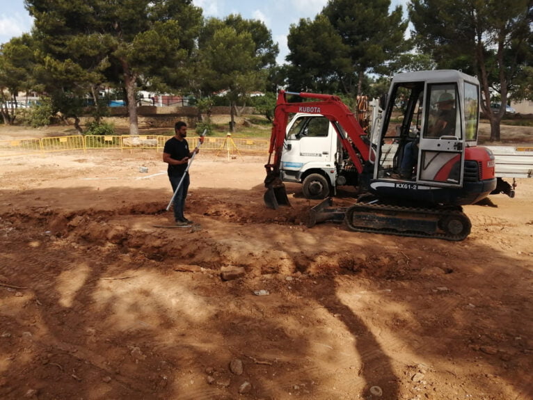 Maquinaria en las obras del Parc de la Vallesa