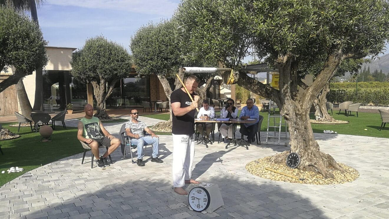 Markus Göttel intentanto batir el récord de 10.400 golpes