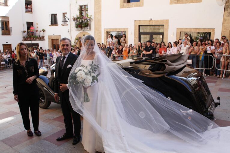 Marta Lozando llegando a la Iglesia en Xàbia