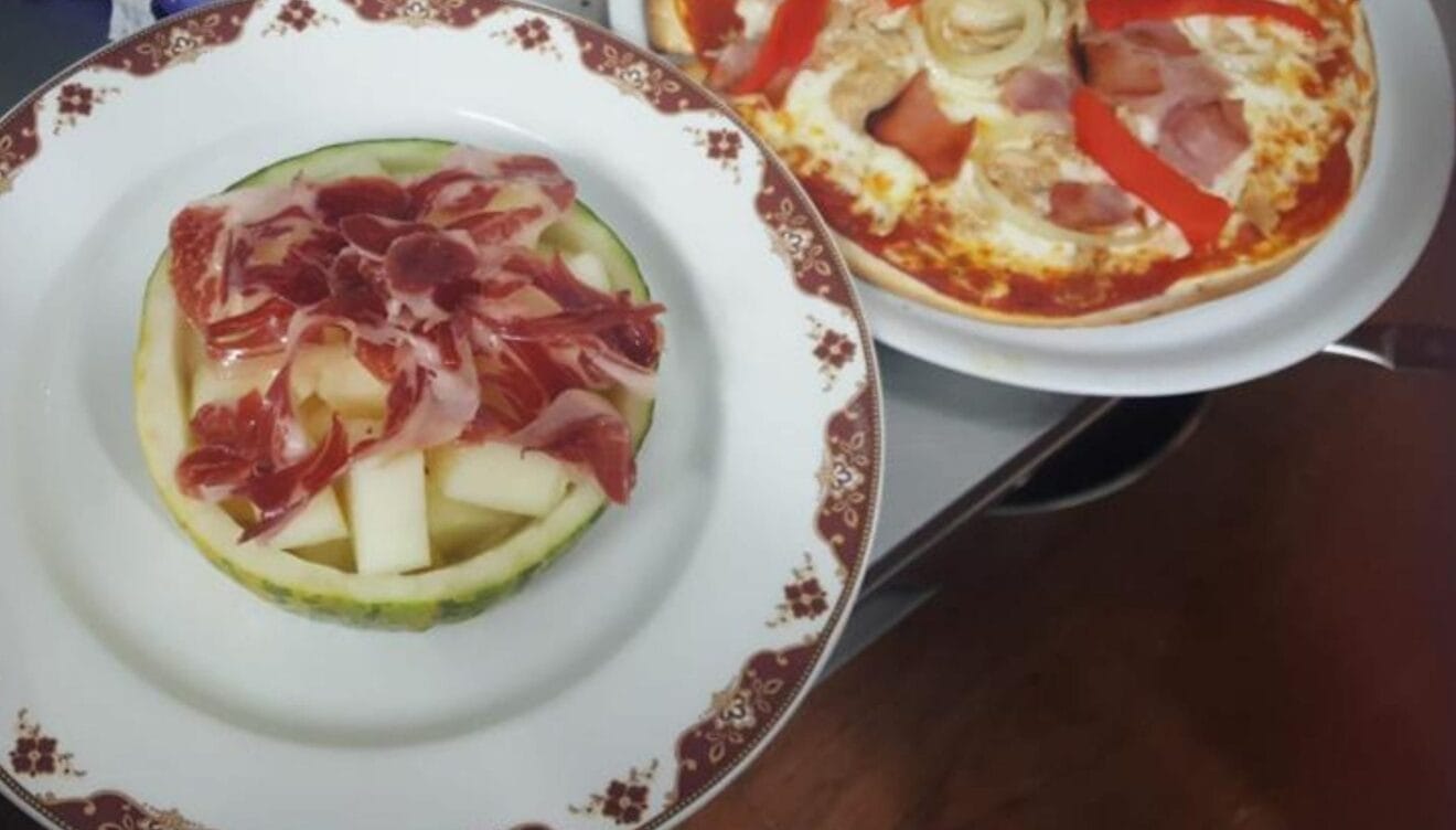Melón con jamón y deliciosas pizzas en La Boheme
