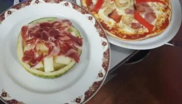 Melón con jamón y deliciosas pizzas en La Boheme