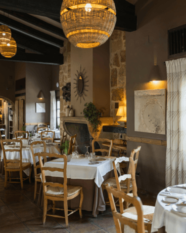 Mesa reservada en el acogedor comedor rústico del Restaurante Masena