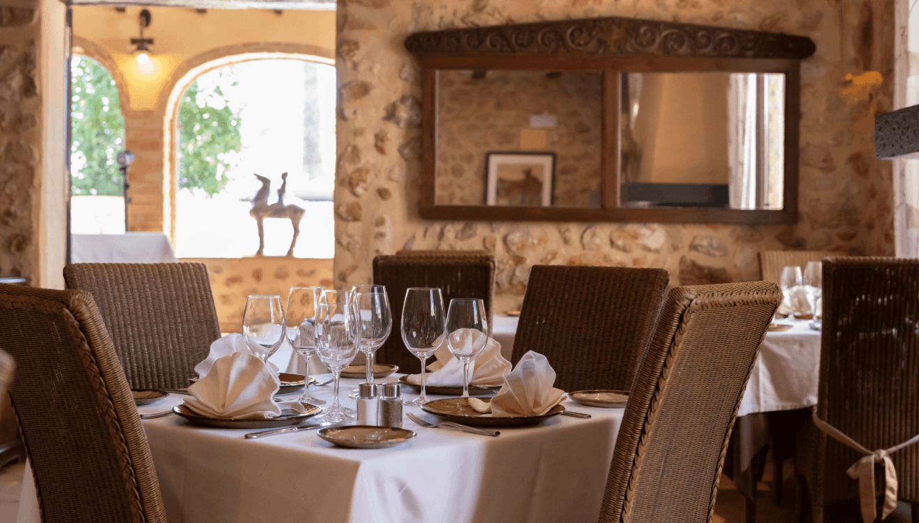 Mesas en el interior de Vall de Cavall