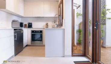 Moderna cocina abierta al salón con acceso al patio