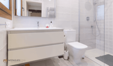 Moderno baño equipado con plato de ducha