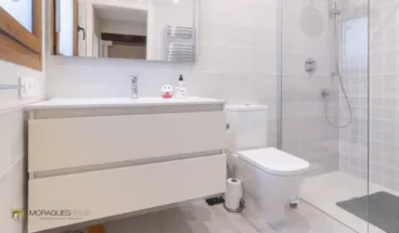 Moderno baño equipado con plato de ducha