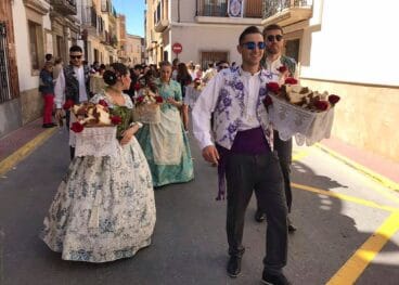 Momentos previos al reparto del pan bendecido en las Fiestas de la Rosa