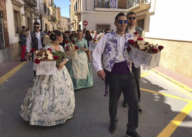 momentos previos al reparto del pan bendecido en las fiestas de la rosa