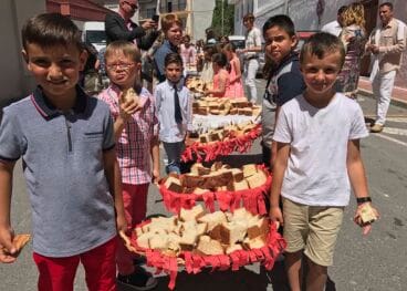 NIños comiendo el pan bendecido