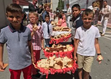 NIños comiendo el pan bendecido