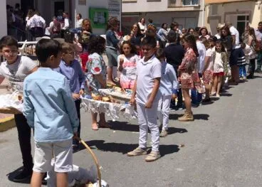 Niños y niñas pobleras en el pasacalle