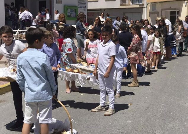 ninos y ninas pobleras en el pasacalle