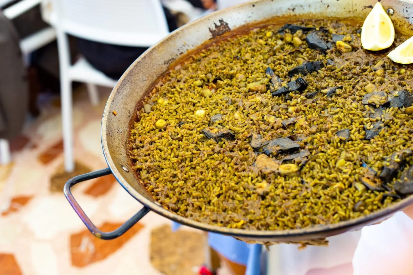 Paella de alcachofas en Restaurante Mena
