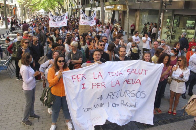 Pancarta de manifestantes por la sanidad comarcal en Dénia