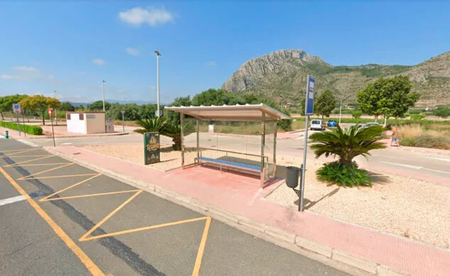 Imagen: Parada de autobús en la avenida Alacant del Verger