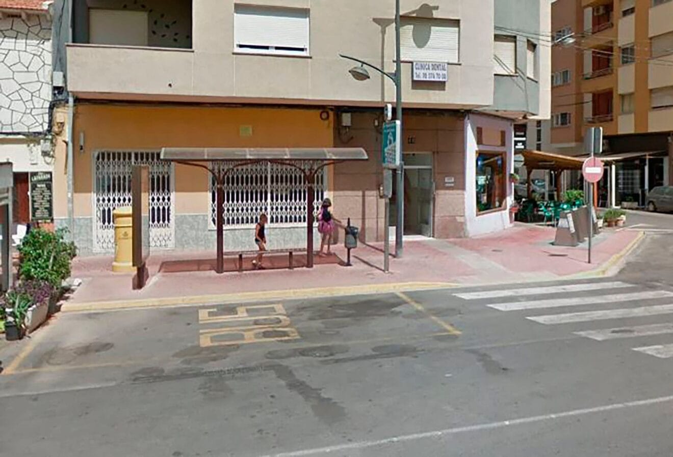 Parada de autobús en la entrada de Ondara