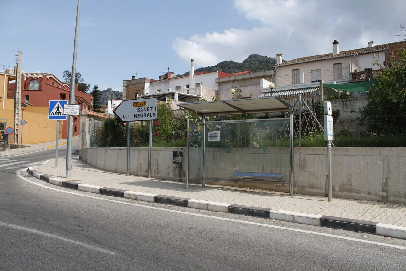 Parada de autobús en Sanet i Negrals