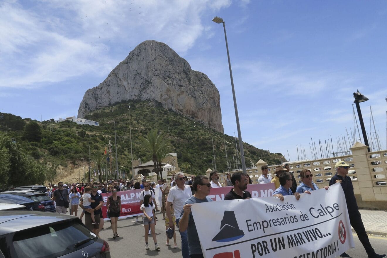 Participantes de la manifestación en Calp