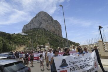 Participantes de la manifestación en Calp