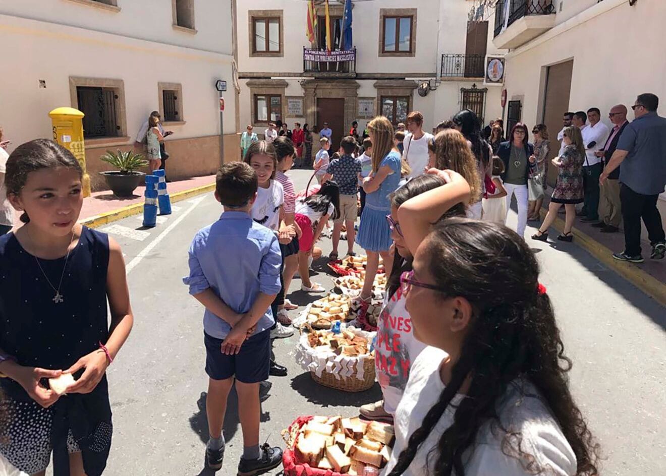 Pasacalle de pans beneïts frente el Ayuntamiento de Benitatxell