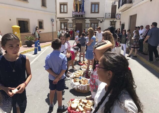 pasacalle de pans beneits frente el ayuntamiento de benitatxell