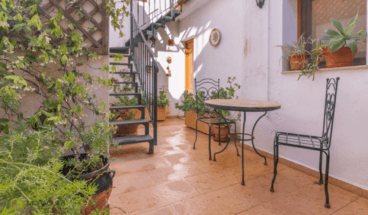 Patio interior de la vivienda con acceso a la planta superior