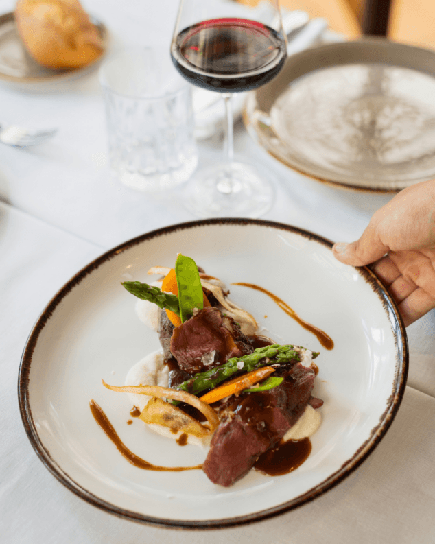 presentacion de platos de autor de la oferta gastronomica del restaurante masena