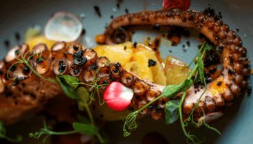 Pulpo a la parrilla con patatas y aceite de pimentón