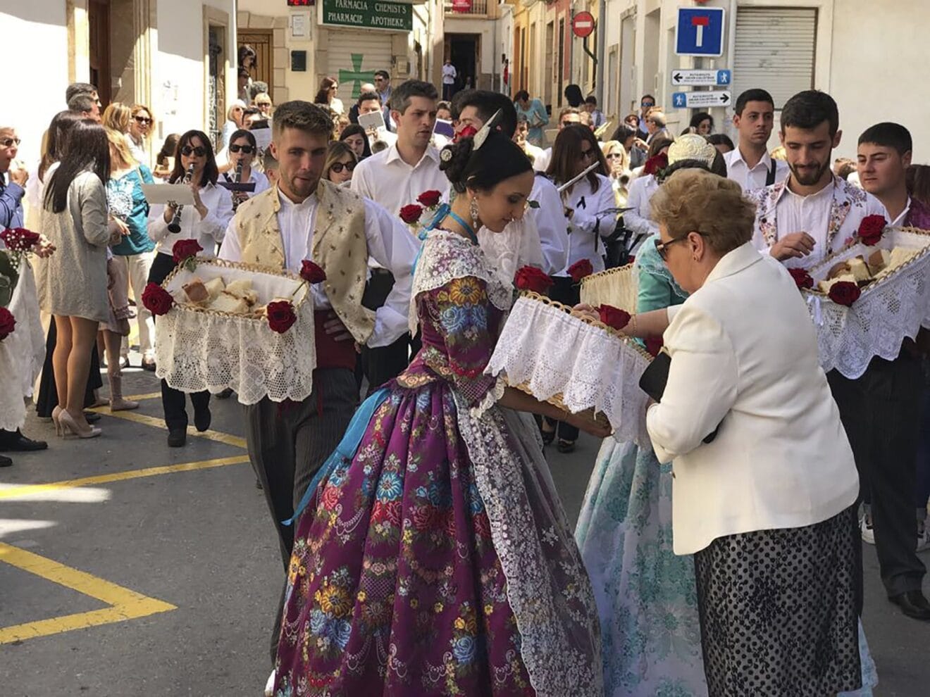 Reparto de pa beneït en las Fiestas de la Rosa de Benitatxell