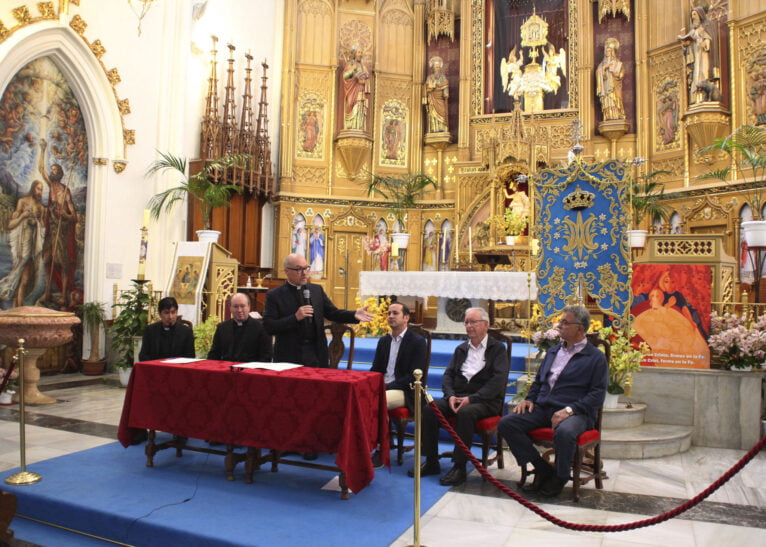 Representantes de la parroquia y del arzobispado de Valencia junto al alcalde de Benissa en la Puríssima Xiqueta