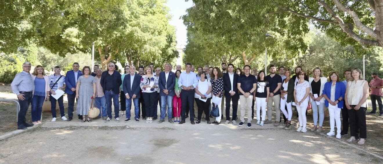 Representantes de los municipios alicantinos que han recibido los vehículos eléctricos