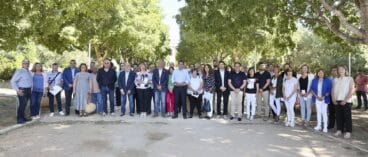 Representantes de los municipios alicantinos que han recibido los vehículos eléctricos