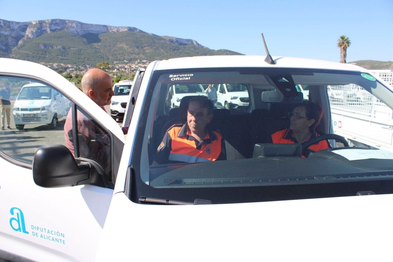 Representantes de Protección Civil a los que destinarán uno de los coches en Dénia