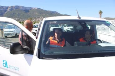 Representantes de Protección Civil a los que destinarán uno de los coches en Dénia