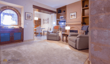 Salón-comedor con chimenea de leña