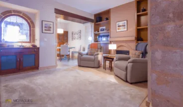 Salón-comedor con chimenea de leña