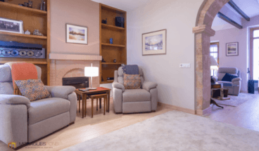 Salón de la casa con chimenea de leña