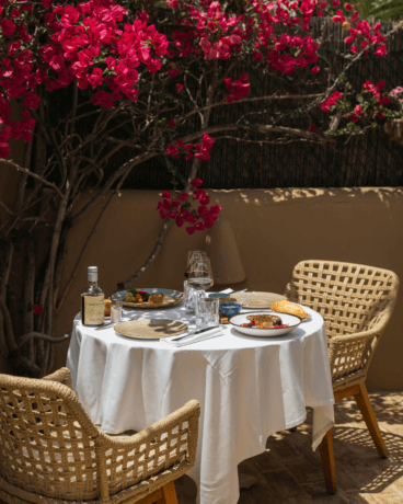 Terraza ajardinada exterior para disfrutar de veladas al aire libre en la Costa Blanca