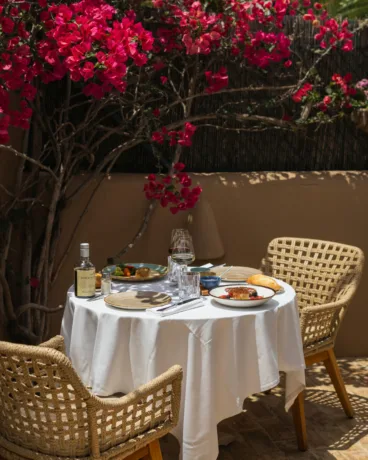 Terraza ajardinada exterior para disfrutar de veladas al aire libre en la Costa Blanca