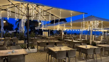 Terraza de La Boheme iluminada de noche