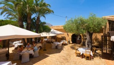 Terraza elegante y confortable donde disfrutar de la magnífica naturaleza de la zona