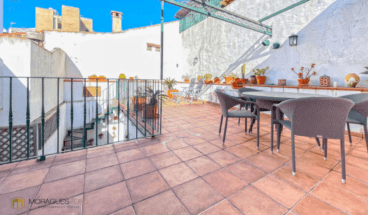 Terraza en la azotea equipada con conjunto de muebles de exterior