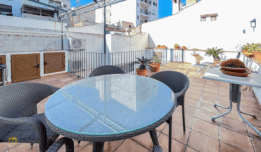 Terraza en la planta superior de la vivienda con cocina exterior