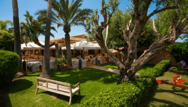 Terraza exterior en plena naturaleza del Restaurante Masena