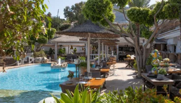 zona de piscina en restaurante puerto blanco
