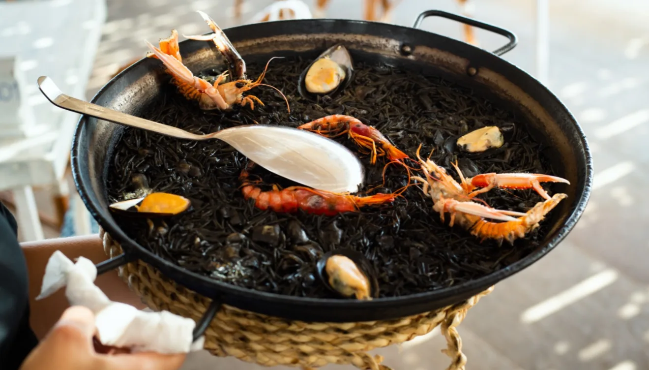 Arroces y fideuà que enamoran a cada bocado en Cova del Mero