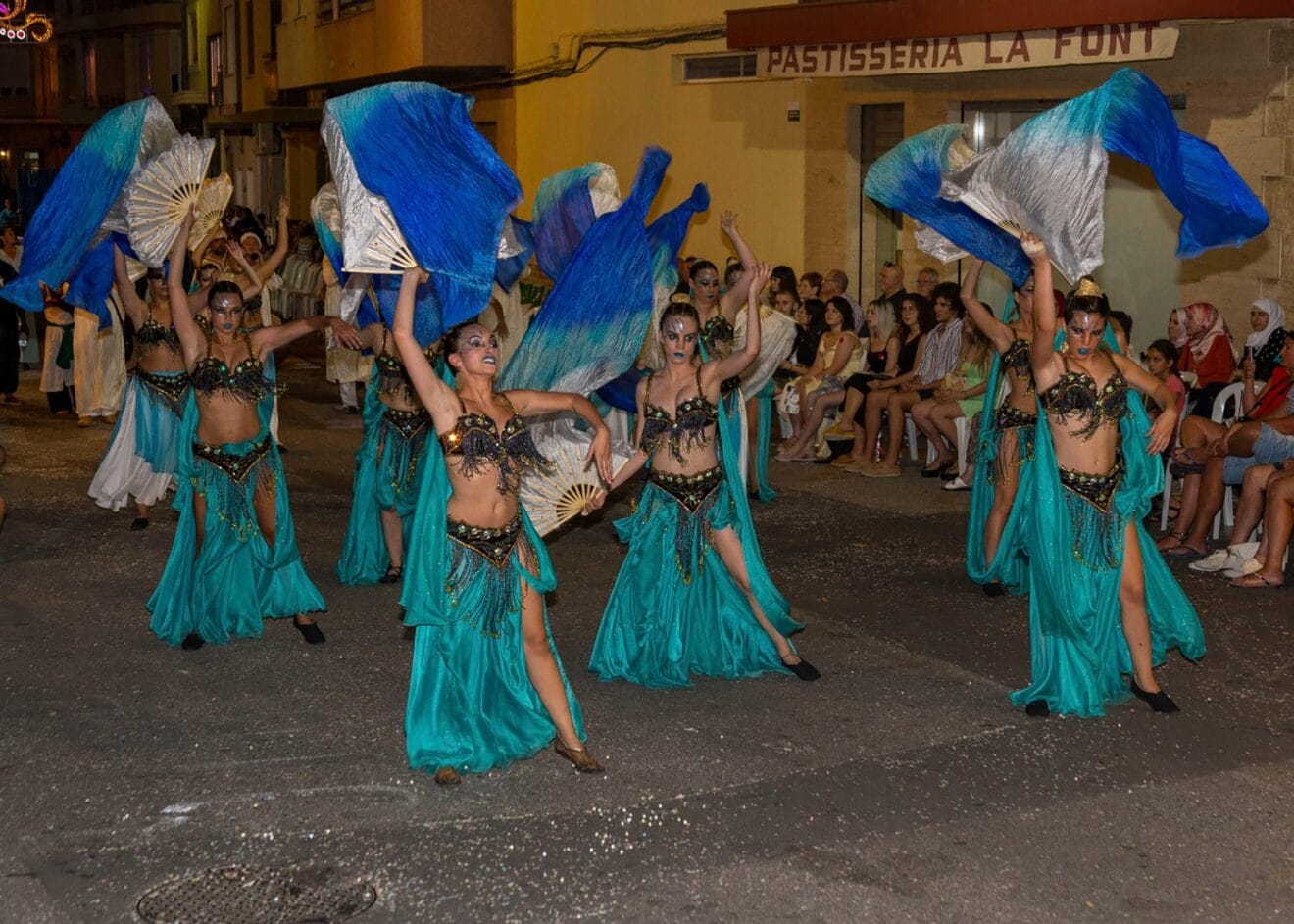 Bailes durante el boato del gran desfile de Moros y Cristianos en Pego