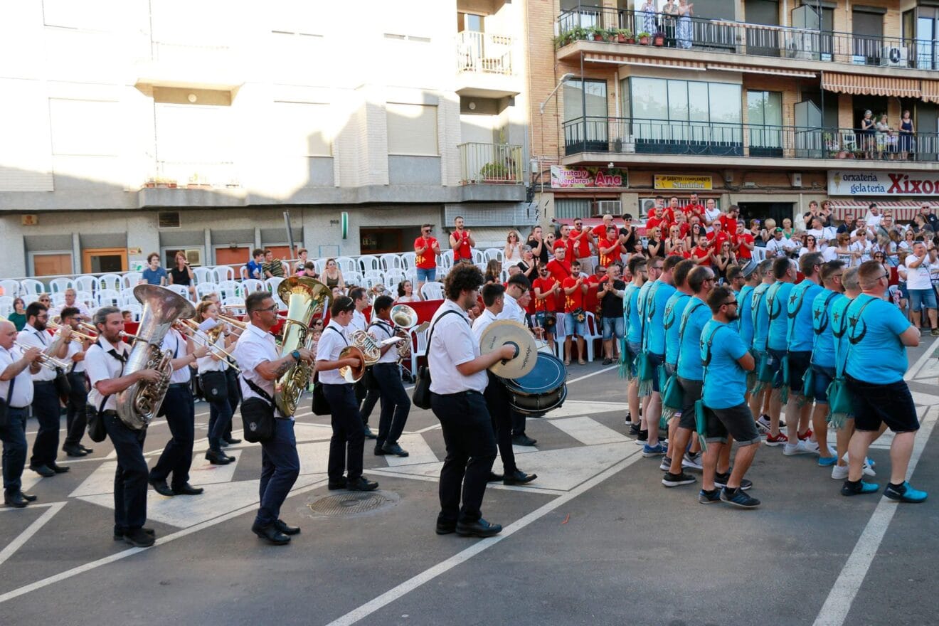 Banda de música junto a la filà Al-Garrapets de Pego