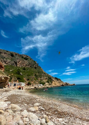 Bomberos asistiendo a la mujer en cala Llebeig